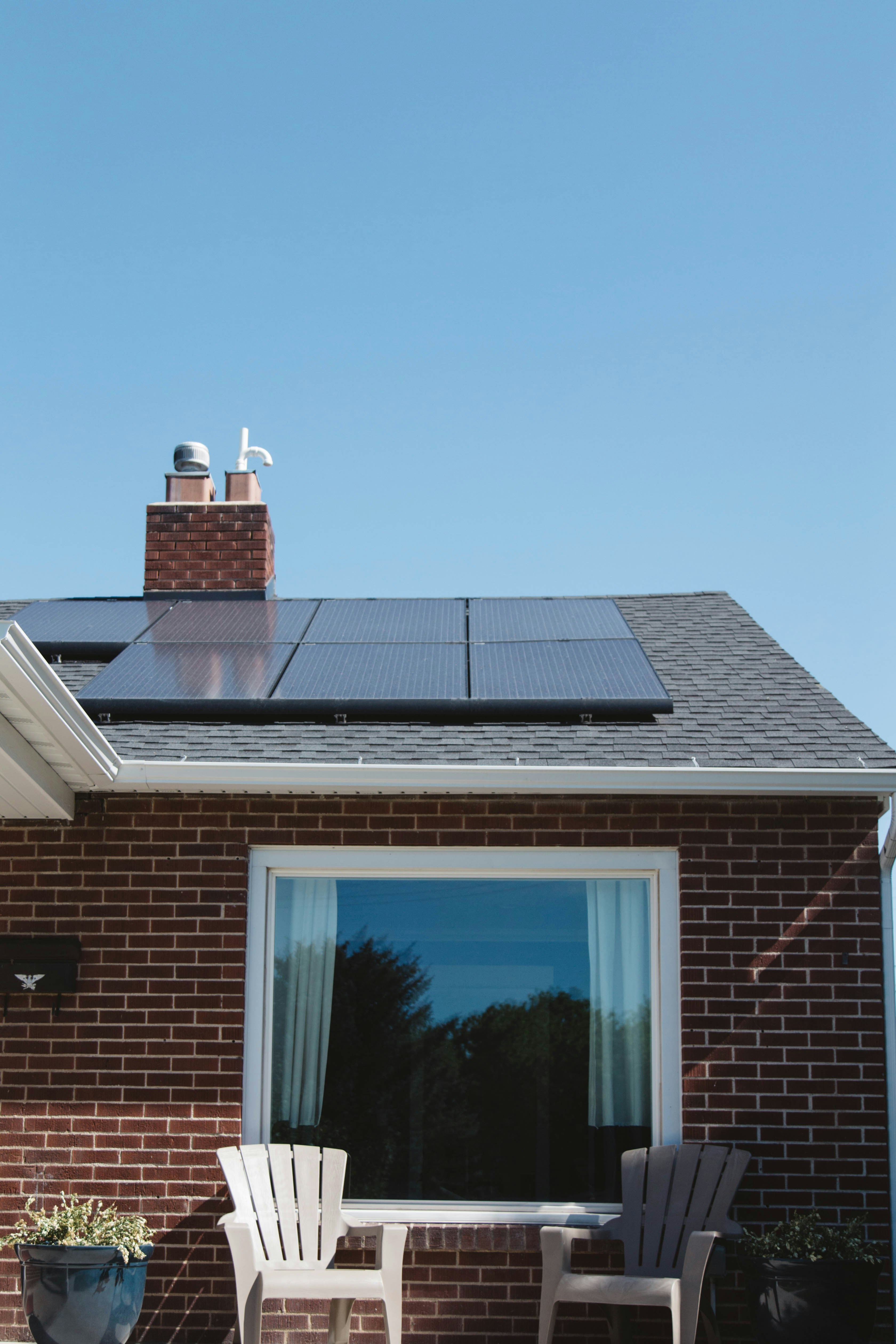 Imagen de una casa con paneles solares