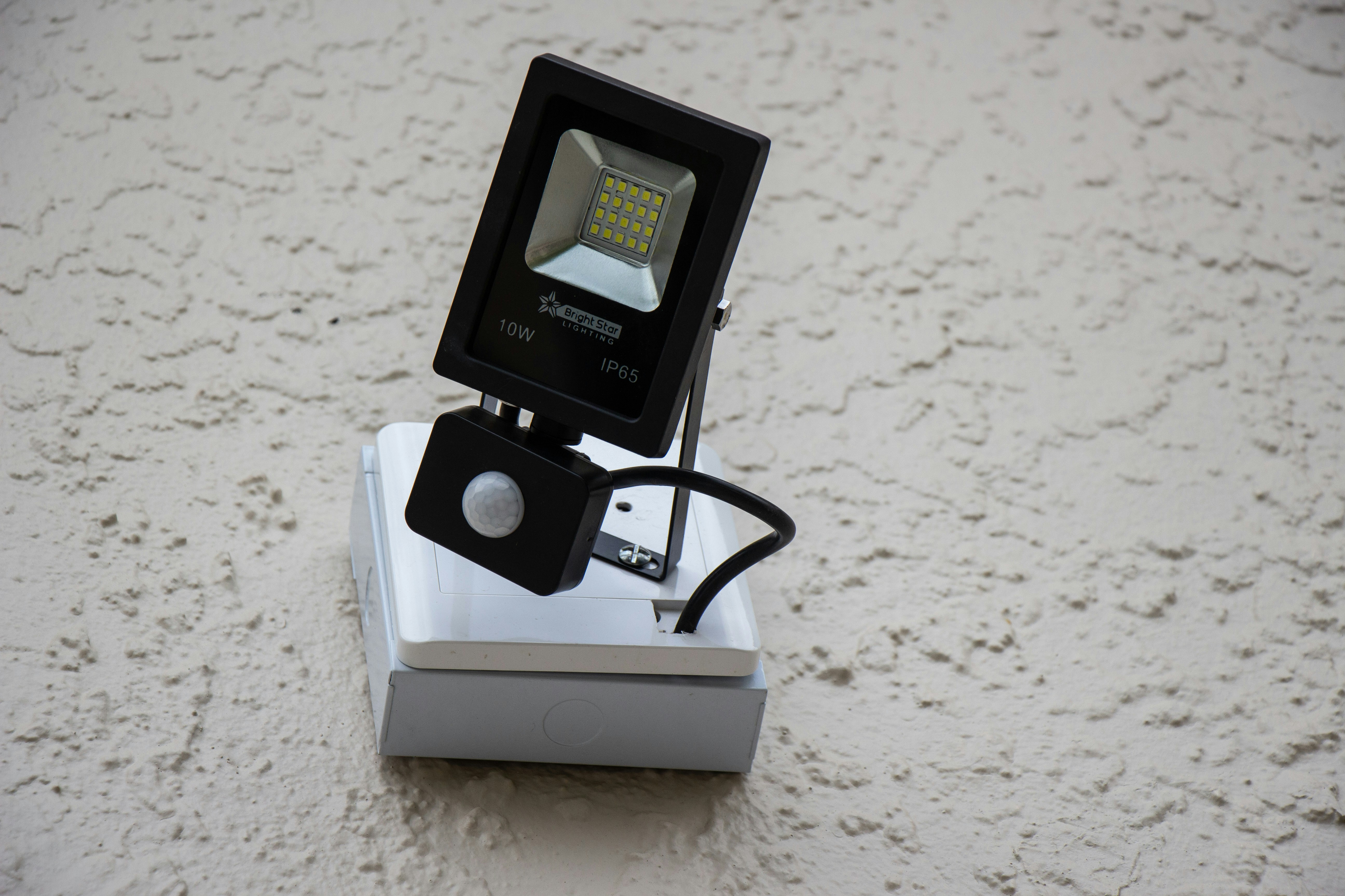 Imagen de un reflector solar con sensor de movimiento